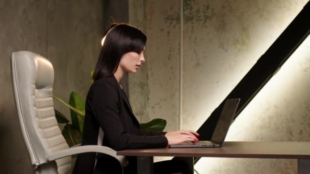 Aziatische Vrouw Die Laptop Werkt Zakenvrouw Bezig Met Laptop Computer — Stockvideo