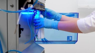 El parçaları ve kablolarla Hydra yüz soyma makinesi kurup kullanan profesyonel bir dermatolog. Kaplıca kliniğinde yüz bakımı. Elektroliz anti-yaşlanma teknolojisi, hijyen