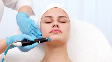 Yüz bakımı. Kozmetik Güzellik Kliniği 'nde kadınların yüz bakımı mikro cilt bakımı yaptırırken yakın plan çekimleri. Hidra Elektrik süpürgesi temizleyicisi. Deri dökülmesi, gençleştirme ve susuzluk. Kozmetoloji.