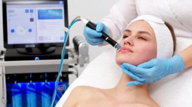 Yüz bakımı. Kozmetik Güzellik Kliniği 'nde kadınların yüz bakımı mikro cilt bakımı yaptırırken yakın plan çekimleri. Hidra Elektrik süpürgesi temizleyicisi. Deri dökülmesi, gençleştirme ve susuzluk. Kozmetoloji.