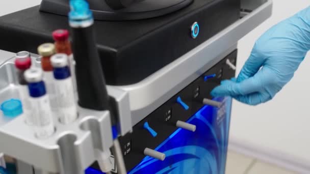 Gesneden Professionele Dermatoloog Het Opzetten Gebruiken Van Hydra Gezichtsschillen Machine — Stockvideo