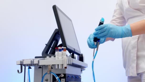 Καλλιεργημένος Επαγγελματίας Δερματολόγος Στήνει Και Χρησιμοποιεί Μηχανή Φλούδας Προσώπου Hydra — Αρχείο Βίντεο