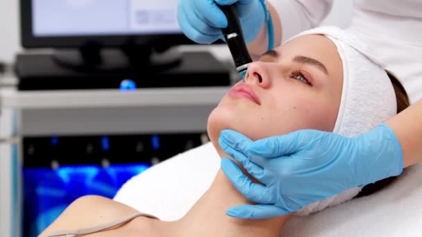 Face Skin Care Close Mulher Recebendo Tratamento Descascamento Microdermoabrasão Facial — Vídeo de Stock