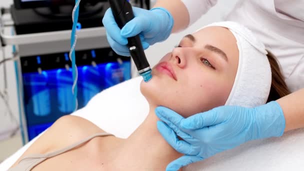Pielęgnacja Twarzy Close Woman Getting Hydro Mikrodermabrazja Twarzy Peeling Leczenie — Wideo stockowe