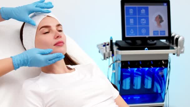 Professionelle Kosmetologin Bei Der Hydra Gesichtsbehandlung Der Klinik Für Kosmetologie — Stockvideo