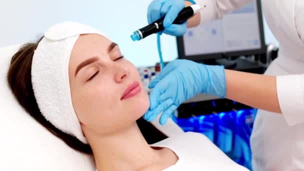 Profesionální Kosmetoložka Provádějící Hydra Obličejový Zákrok Kosmetické Klinice Doktor Používá — Stock video