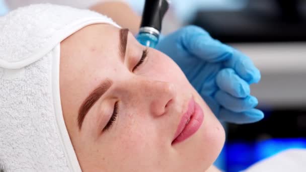 美容外科的专业女性美容师在美容外科诊所做面部皮肤手术 医生使用水合物真空吸尘器 更新和美容学概念 — 图库视频影像