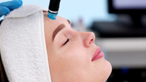 Profesjonalna Kosmetolożka Wykonująca Zabieg Hydra Facial Klinice Kosmetologii Lekarz Używający — Wideo stockowe