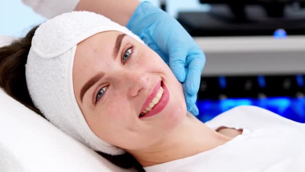 美容クリニックで顔水理手術を行うプロの女性美容師 医師は ヒドラ掃除機を使用して 若返りと美容の概念 — ストック動画