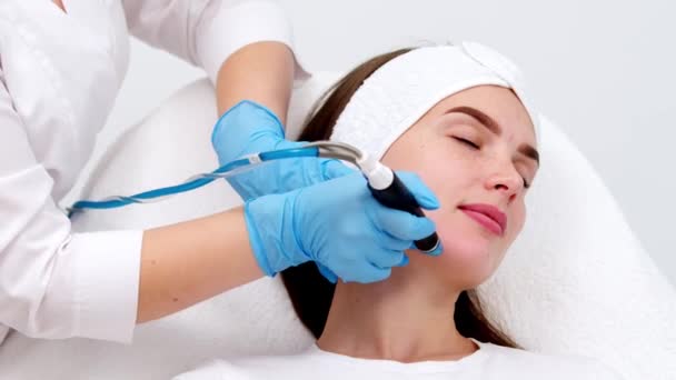 Cosmetologista Profissional Fazendo Procedimento Hidro Facial Clínica Cosmetologia Doutor Usando — Vídeo de Stock