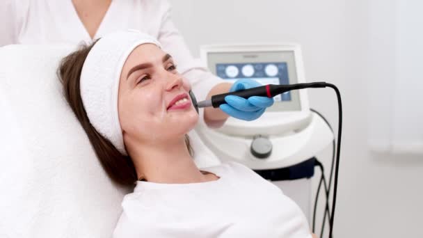 Kosmetolog Membuat Terapi Microcurrent Untuk Wajah Skincare Profesional Konsep Perawatan — Stok Video