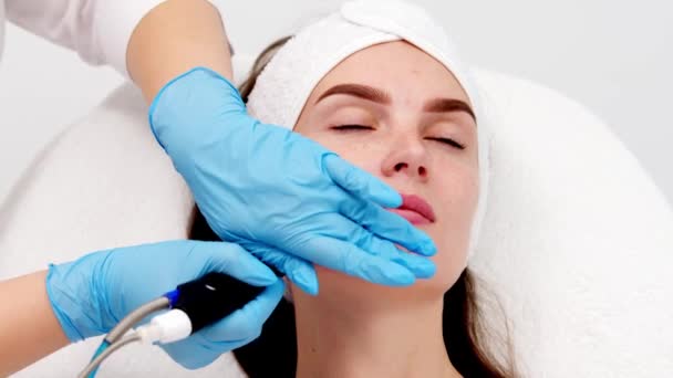 美容外科的专业女性美容师在美容外科诊所做面部皮肤手术 医生使用水合物真空吸尘器 更新和美容学概念 — 图库视频影像
