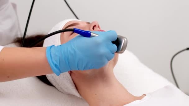 Der Kosmetologe Macht Die Mikrostromtherapie Für Das Gesicht Professionelle Hautpflege — Stockvideo