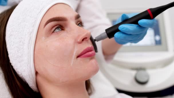 Cosmetologista Faz Terapia Microcurrent Cara Cuidados Com Pele Profissional Conceito — Vídeo de Stock