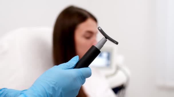 Cosmetologista Faz Terapia Microcurrent Contra Perda Cabelo Cabelo Mulher Está — Vídeo de Stock