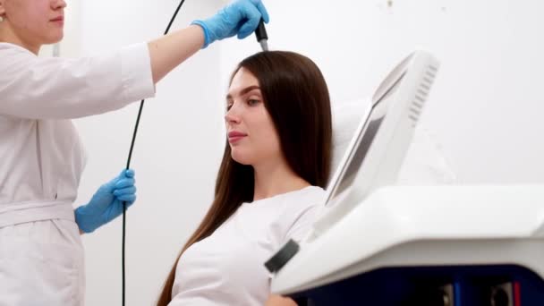 美容师对头发上的脱毛进行微电流疗法 女人正在做一个改善头发和头皮生长的过程 利用新技术处理化妆品中的头发 — 图库视频影像