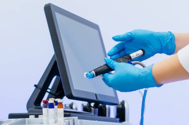 El parçaları ve kablolarla Hydra yüz soyma makinesi kurup kullanan profesyonel bir dermatolog. Kaplıca kliniğinde yüz bakımı. Elektroliz anti-yaşlanma teknolojisi, hijyen