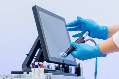 El parçaları ve kablolarla Hydra yüz soyma makinesi kurup kullanan profesyonel bir dermatolog. Kaplıca kliniğinde yüz bakımı. Elektroliz anti-yaşlanma teknolojisi, hijyen