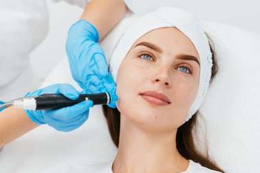 Yüz bakımı. Kozmetik Güzellik Kliniği 'nde kadınların yüz bakımı mikro cilt bakımı yaptırırken yakın plan çekimleri. Hidra Elektrik süpürgesi temizleyicisi. Deri dökülmesi, gençleştirme ve susuzluk. Kozmetoloji.
