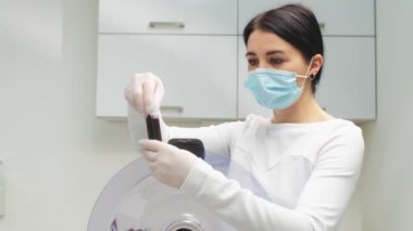 Plasmolift 'e hazırlanıyorum. İki katmanlı kan tüpleri santrifüje bölündükten sonra. Kozmetik manipülasyon. Beyaz önlüklü doktor. Parlak odadaki masada. Yüksek kalite 4k görüntü