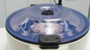 Tıbbi araştırma laboratuarı ve kan örneği tüpleriyle test yapılan santrifüj. Kimya laboratuvarında antibiyotik ve aşı keşfi. İlaç ve biyolojik döngüsel 3D animasyon. Yüksek kalite 4k görüntü
