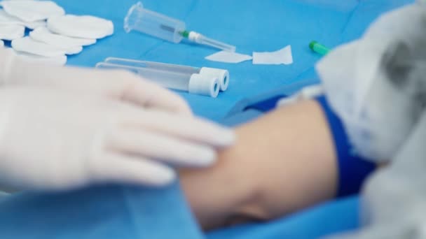 Νοσηλευτικό Προσωπικό Κλινική Νοσοκομείο Δίνει Ενδοφλέβια Έγχυση Βιταμινών Φαρμάκων Στον — Αρχείο Βίντεο