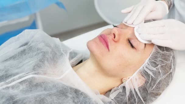 Cosmetólogo Limpiando Cara Del Paciente Con Almohadillas Algodón Mujer Recibiendo — Vídeos de Stock