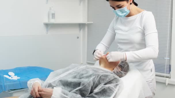 Cosmetólogo Limpiando Cara Del Paciente Con Almohadillas Algodón Mujer Recibiendo — Vídeos de Stock