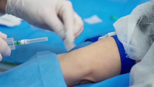 Laboratoriumarts Neemt Een Bloedmonster Voor Analyse Hand Close Bloedmonster Het — Stockvideo