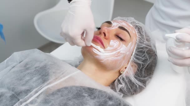 Cosmetologist Applying Cream Anesthesia Patient Face Skin Biorevitalization Procedure Woman — Stok video