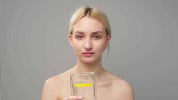 Kobieta Pijąca Wodę Cytryną Widok Boku Odizolowana Szarym Tle Przestrzenią — Wideo stockowe