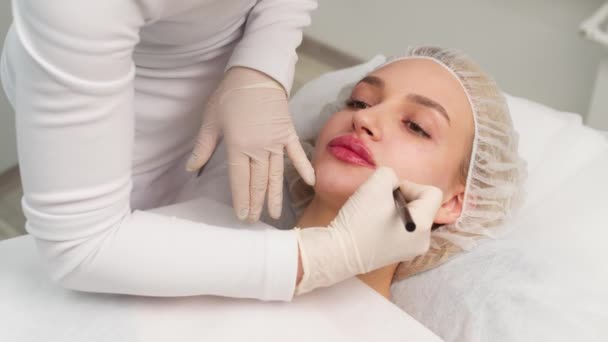 Kosmetolog Membuat Tanda Wajah Pasien Menggambar Garis Koreksi Sebelum Prosedur — Stok Video