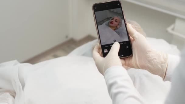 Γιατρός Φωτογραφίζει Τον Ασθενή Μετά Την Ένεση Για Αύξηση Των — Αρχείο Βίντεο
