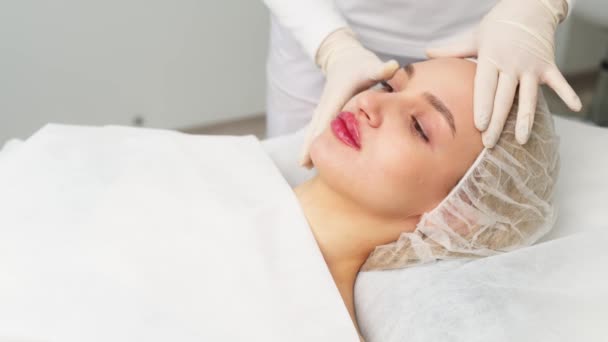 Paciente Durante Preparação Para Procedimento Cosmético Cosmetologista Faz Marcações Faciais — Vídeo de Stock