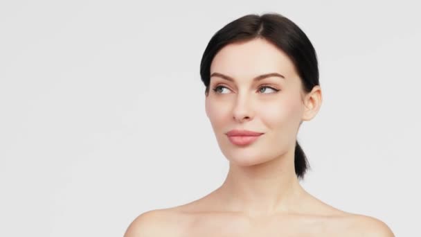 Close Retrato Beleza Uma Jovem Mulher Atraente Limpando Seu Rosto — Vídeo de Stock