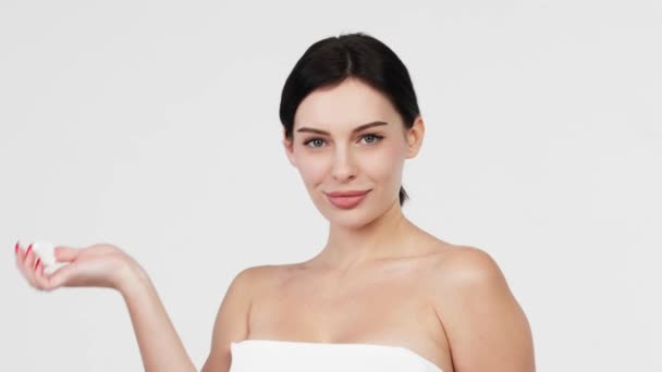 Closeup Personable Bela Pele Natural Perfeita Mulher Segurar Creme Hidratante — Vídeo de Stock