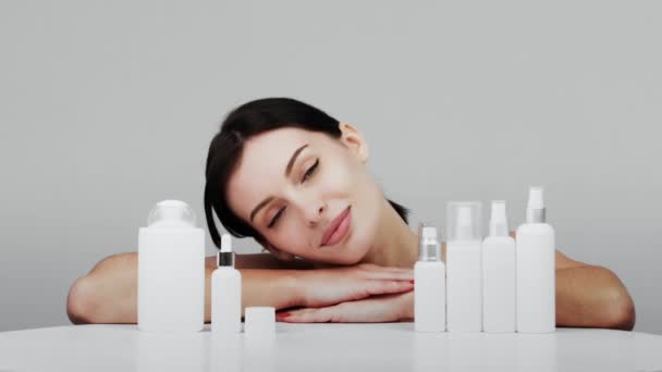 Donna Che Mostra Prodotti Cosmetici Marchio Mockup Routine Quotidiana Cura — Video Stock