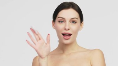 Beyaz arka planda izole edilmiş pamukla yüzünü temizleyen genç ve çekici bir kadının portresi. Mükemmel Taze Cilt. Saf Güzellik Modeli. Özen Konsepti.