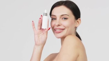 Cilt bakım ürünleri için mükemmel doğal cilt reklamı, tüp yüz serumu olan güzel bir kadın. Yüz serumu reklamı. 