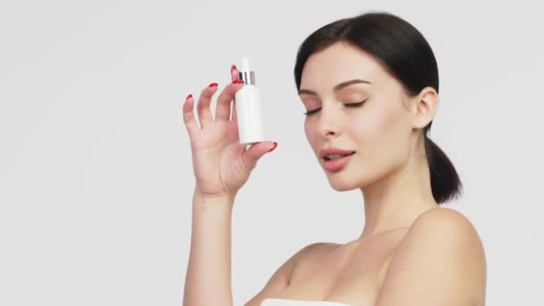 完美的天然皮肤广告造型管的完美美容美发女子面部血清用于护肤治疗产品 面部血清广告 — 图库视频影像