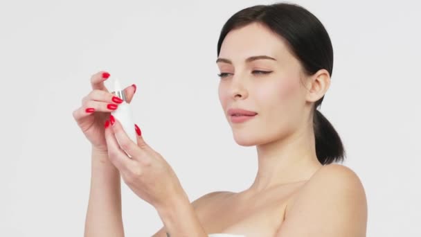 Closeup Mulher Bonita Com Pele Natural Perfeita Publicidade Mockup Tubo — Vídeo de Stock