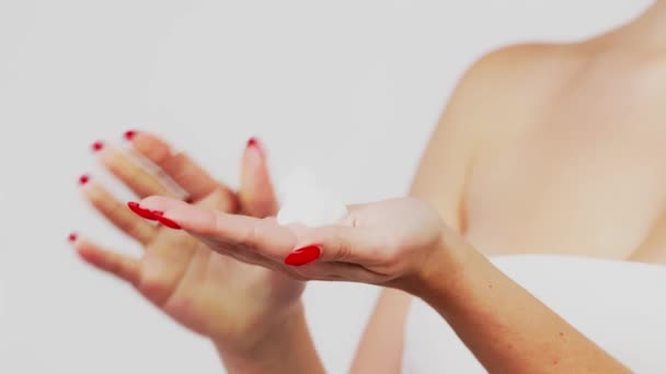 女性手用泡沫慕斯 治疗后 女性手握泡沫清洁剂用于面部肌肤 美容美发概念 — 图库视频影像