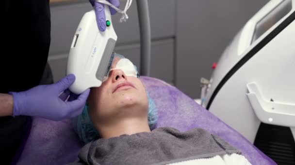Fototerapia Led Twarzy Lampa Led Terapii Fotodynamicznej Twarz Dziewczyna Lekkiej — Wideo stockowe