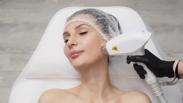 Ung Kvinna Kosmetologistuga Kvinnan Laserfrisörsalong Flicka Som Genomgår Laserhårborttagning Laser — Stockvideo