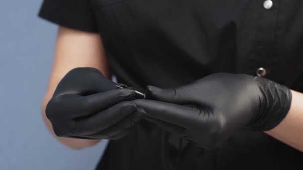一位戴黑色手套的美容师在美容院里准备了一根电解针 电动除毛器 仪表盘脱毛装置 — 图库视频影像
