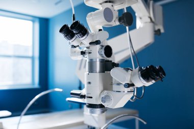 Göz cerrahisi kliniğinde oftalmik lazer sistemi. Miyopya için lazer tedavisi. Optalmoloji tıbbi ekipmanları. Göz taraması. Modern cihaz. Lazer görme düzeltmesi