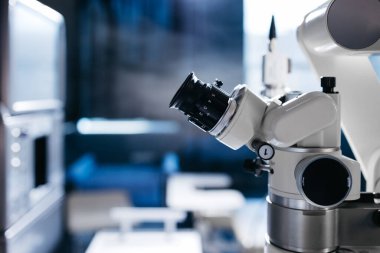 Göz cerrahisi kliniğinde oftalmik lazer sistemi. Miyopya için lazer tedavisi. Optalmoloji tıbbi ekipmanları. Göz taraması. Modern cihaz. Lazer görme düzeltmesi