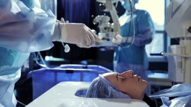 Manos Cirujanos Asistentes Oftalmológicos Con Herramientas Cirugía Oftalmológica Durante Tratamiento — Vídeos de Stock