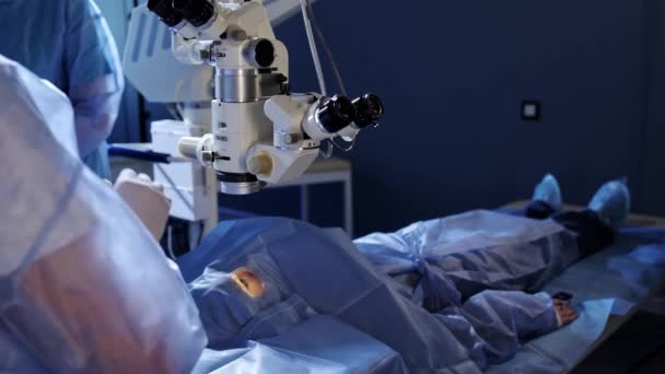 Коррекция Зрения Помощью Микроскопа Руки Хирурга Перчатках Выполняют Лазерную Коррекцию — стоковое видео