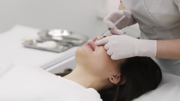 Arts Cosmetoloog Maakt Lip Augmentatie Procedure Van Een Mooie Vrouw — Stockvideo